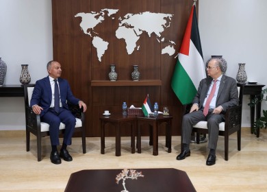 مصطفى يبحث مع السفير المصري مجمل التطورات على الساحة الفلسطينية