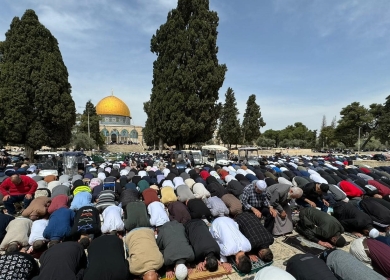 40 ألفا يؤدون صلاة الجمعة في المسجد الأقصى