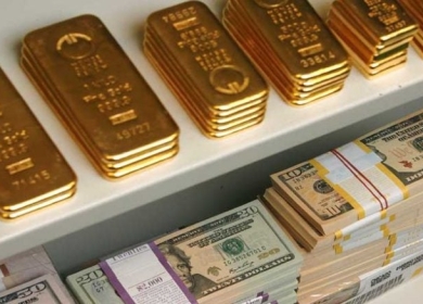 الذهب ينخفض مع صعود الدولار والمتعاملون يترقبون مؤشرات من المركزي الأمريكي