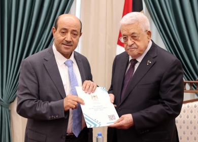 الرئيس يتسلم التقرير السنوي لديوان الموظفين العام