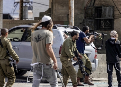 مستعمرون يهاجمون مركبات المواطنين في المعرجات شمال غرب أريحا