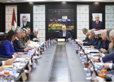 مجلس الوزراء يبحث جهود إدخال المزيد من شاحنات الطعام والخيام والملابس الشتوية رغم معيقات الاحتلال