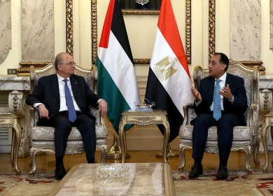 مصطفى يبحث مع نظيره المصري تعزيز الجهود الإغاثية والإنسانية والاستجابة الطارئة لأبناء شعبنا