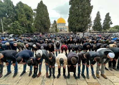 40 ألفا يؤدون صلاة الجمعة في المسجد الأقصى
