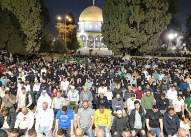 90 ألفا يؤدون صلاتي العشاء والتراويح في رحاب المسجد الأقصى المبارك