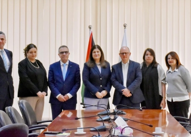 شاهين تطلع وفدا من اتحاد نقابات العمال البريطاني على مستجدات الوضع الكارثي في غزة