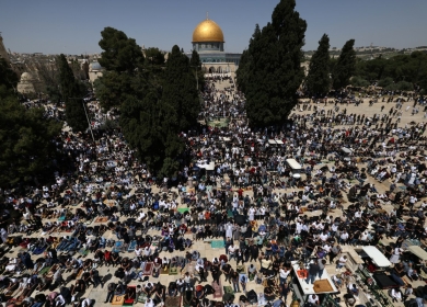 ‎50 ألفا يؤدون صلاة الجمعة في المسجد الأقصى