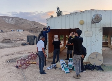 أريحا: مستعمرون يحرقون مساكن تجمع عرب المليحات ويجبرونهم على الرحيل مجددا