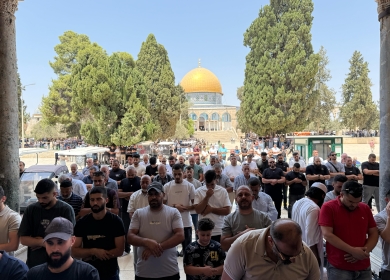 عشرات الآلاف المصلين يؤدون صلاة الجمعة في الأقصى