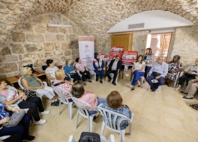 وكالة بيت مال القدس تدعم نادي المسنين التابع لجمعية البشارة بمعدات رياضية