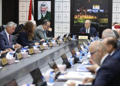 مصطفى: الحكومة تؤكد استعدادها لتحمّل كامل مسؤولياتها الوطنية في الضفة والقطاع