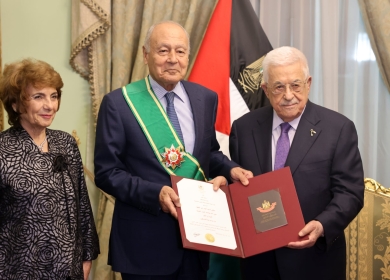 الرئيس يقلد أحمد أبو الغيط أمين عام جامعة الدول العربية الوشاح الأكبر من وسام دولة فلسطين