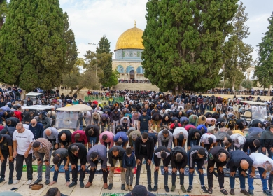 عشرات الآلاف المصلين يؤدون صلاة الجمعة في الأقصى