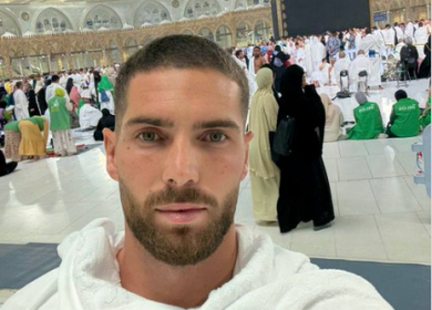 الحارس الجزائري لوكا زيدان يخطف الأنظار بصورة له من أمام الكعبة