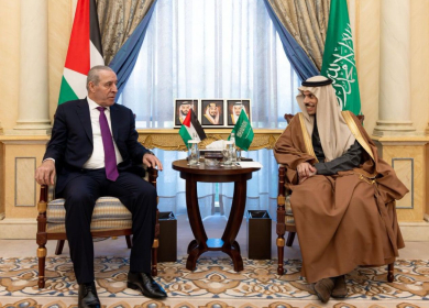 الشيخ يبحث مع وزير الخارجية السعودي تطورات الأوضاع بالضفة وغزة
