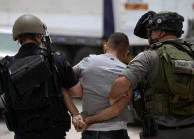 الاحتلال يعتقل نحو 20 مواطنا من حزما شرق القدس ويغلق مداخلها