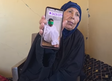 مسنة من غزة تنتظر معرفة مصير ابنها المفقود