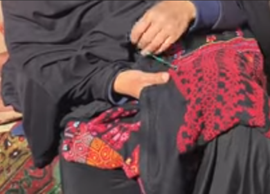 سهيلة عيسى تستأنف التطريز في خيمة النزوح