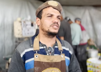 مصنع حلقوم يستأنف عمله داخل خيمة في خان يونس