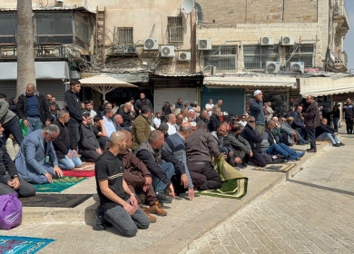 المقدسيون يؤدون صلاة الجمعة الأخيرة من رمضان على مقربة من الأقصى