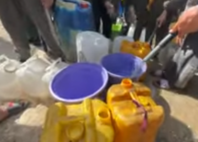 نازحون يحصلون على مياه الشرب في مدينة غزة