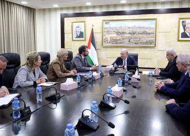 رئيس الوزراء يبحث مع وفد أوروبي دعم الجهود الفلسطينية وتعزيز العمل المشترك في الضفة وغزة
