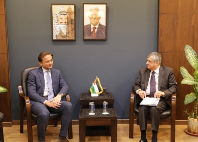 بسيسو يبحث مع القنصل الإيطالي تعزيز التعاون في مجالات الطرق والبنية التحتية وإعادة الإعمار