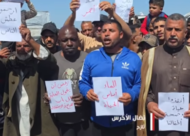 نازحون يحتجون على أزمة مياه الشرب في خان يونس