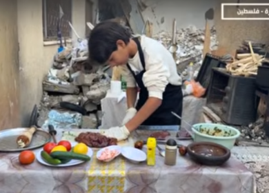 طفل غزّي يوثق موهبته في الطبخ قرب منزله المدمّر