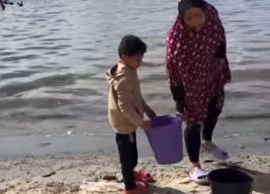غزة: مياه البحر المالحة تتسبب بطفح جلدي والتهابات
