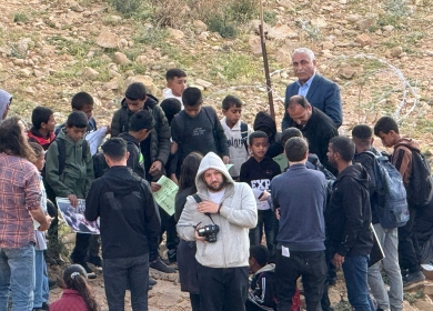 الاحتلال يقمع وقفة لطلبة "أم الخير" في مسافر يطا ويمنعهم من الوصول إلى مدرستهم لليوم السابع