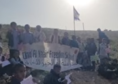 أطفال أم الخير يحتجون على إغلاق طريق مدرستهم
