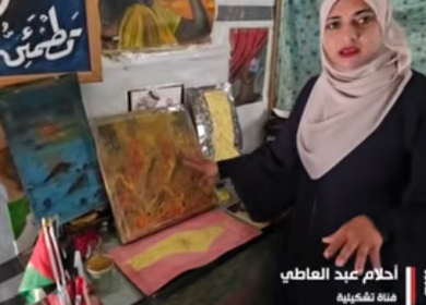 أحلام تحوّل خيمة النزوح إلى معرض فني