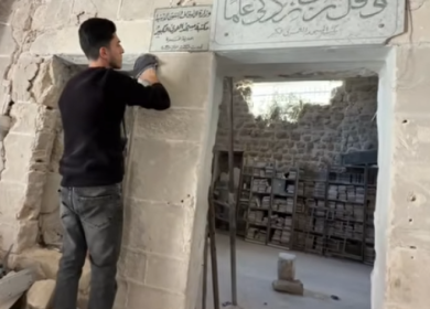 كريم يتطوّع لإحياء مكتبة المسجد العمري بغزة