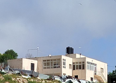مستعمرون يستولون على منزل في دير جرير والاحتلال يعتقل شقيقين من كفر نعمة