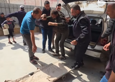 وصول شهيد و مصابين للمستشفى بخان يونس