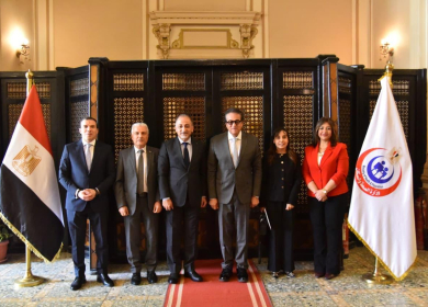 العكلوك يطلع وزير الصحة المصري على تدمير المنظومة الصحية في غزة