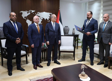 الرئيس يمنح الشاعر الروسي فاديم تيريوخين وسام الثقافة والعلوم والفنون مستوى التألق