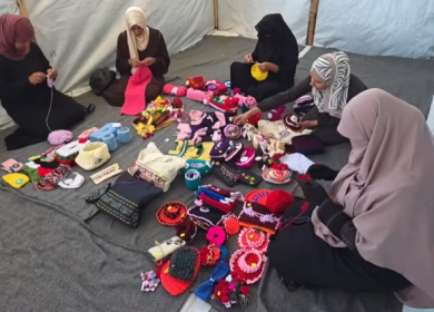 زوجات شهداء يعملن بحياكة الصوف لإعالة أسرهن