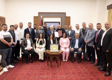الرئيس يمنح مؤسسة حماة الفتح درع دولة فلسطين