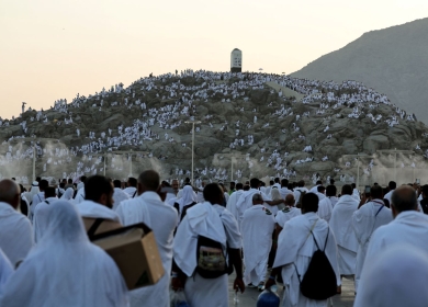 الحجاج يتوافدون إلى عرفات لأداء الركن الأعظم