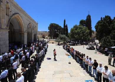 65 ألفا يؤدون الجمعة في المسجد الأقصى