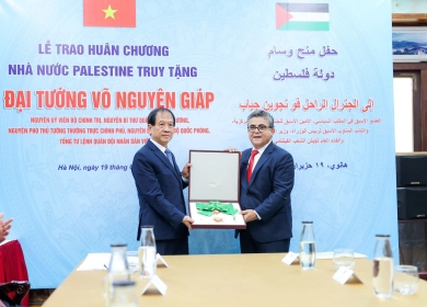 الرئيس يمنح الجنرال الفيتنامي الراحل فو نغوين جياب الوشاح الأكبر من وسام دولة فلسطين