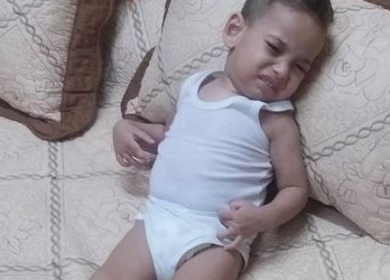 والد طفل مريض يناشد الرئيس ووزير الصحة