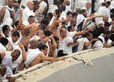 الحجاج يواصلون رمي الجمرات في آخر أيام التشريق