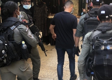الاحتلال يبعد حارسا في المسجد الأقصى لمدة أسبوع