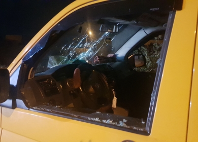 مستوطنون يحطمون زجاج عدد من المركبات في الشيخ جراح