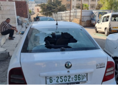 مستوطنون يهاجمون مركبات المواطنين على طريق جنين- نابلس