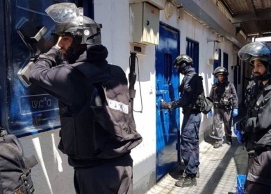 قوات القمع تقتحم قسم (7) في سجن رامون وتعبث بمقتنيات الأسرى
