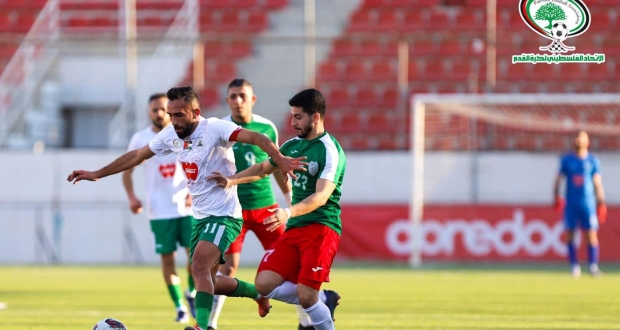 جانب من مباراة "شباب الأمعري" و"شباب الظاهرية" على استاد الشهيد فيصل الحسيني في بلدة الرام شمال القدس المحتلة
